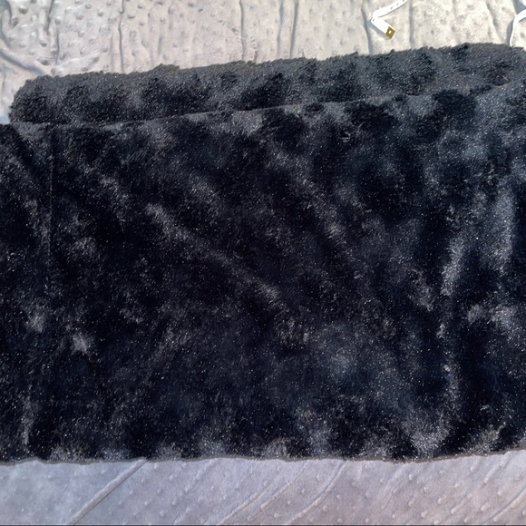 Black soft faux fur throw new unused smoke free - Picture 1 of 4